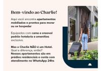 圣保罗Charlie Jockey Pinheiros的带着手提箱沿着人行道走的女人