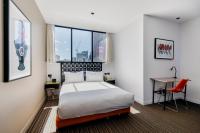 The Constance Fortitude Valley客房内的一张或多张床位