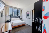 The Constance Fortitude Valley客房内的一张或多张床位