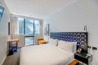 The Constance Fortitude Valley客房内的一张或多张床位