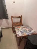 卡兰古特The Balaji inn Baga的房间里有一张桌子和一把椅子，还有一张桌子和一把椅子