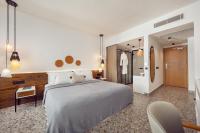厄吕代尼兹Ölüdeniz Blu Luxury Unique Hotel - Adults-Only的一间带大床的卧室和一间浴室