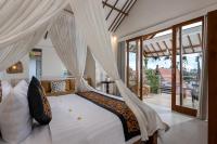 The Kailas Ubud客房内的一张或多张床位