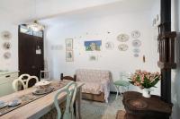 Castelvecchio di Rocca BarbenaAl Frantoio的带桌子的客厅和餐厅