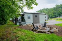 加特林堡Creekside Modern Tiny Home - Firepit - Racoon Cabin的建筑物前院落的火坑