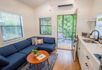 Creekside Modern Tiny Home - Firepit - Racoon Cabin的厨房或小厨房
