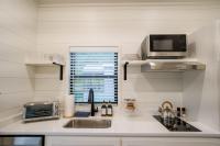 Creekside Modern Tiny Home - Firepit - Racoon Cabin的厨房或小厨房