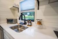 Creekside Modern Tiny Home - Firepit - Racoon Cabin的厨房或小厨房