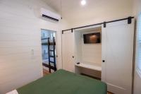 Creekside Modern Tiny Home - Firepit - Racoon Cabin客房内的一张或多张床位
