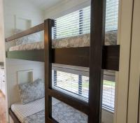 Creekside Modern Tiny Home - Firepit - Racoon Cabin客房内的一张或多张床位