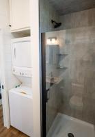 Creekside Modern Tiny Home - Firepit - Racoon Cabin的一间浴室