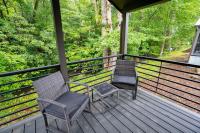 Creekside Modern Tiny Home - Firepit - Racoon Cabin的阳台或露台