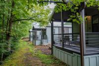 Creekside Modern Tiny Home - Firepit - Racoon Cabin外面的花园