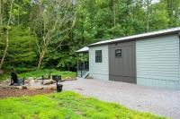 Creekside Modern Tiny Home - Firepit - Racoon Cabin外面的花园