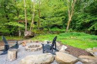 Creekside Modern Tiny Home - Firepit - Racoon Cabin外面的花园