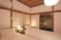 昭和レトロが息づく狐白庵客房内的一张或多张床位