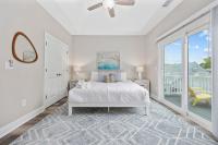 默特尔比奇Pier View - Spacious Home Sleeps 8 - Pet Friendly的一间带床和大窗户的白色卧室