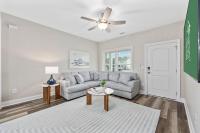 默特尔比奇Pier View - Spacious Home Sleeps 8 - Pet Friendly的带沙发和吊扇的客厅