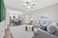默特尔比奇Pier View - Spacious Home Sleeps 8 - Pet Friendly的带沙发和桌子的客厅