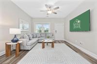默特尔比奇Pier View - Spacious Home Sleeps 8 - Pet Friendly的带沙发和桌子的客厅
