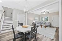 Pier View - Spacious Home Sleeps 8 - Pet Friendly的休息区