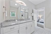 Pier View - Spacious Home Sleeps 8 - Pet Friendly的一间浴室