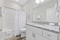 Pier View - Spacious Home Sleeps 8 - Pet Friendly的一间浴室