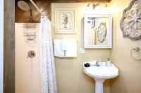 Captains Quarters 3 Comm Pools Pet Friendly的一间浴室