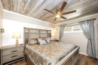 Captains Quarters 3 Comm Pools Pet Friendly客房内的一张或多张床位
