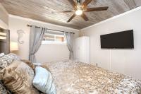Captains Quarters 3 Comm Pools Pet Friendly的电视和&#47;或娱乐中心