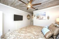 Captains Quarters 3 Comm Pools Pet Friendly的电视和&#47;或娱乐中心