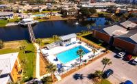 Captains Quarters 3 Comm Pools Pet Friendly内部或周边的泳池