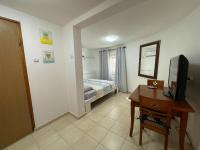 Eilat Beach House的电视和&#47;或娱乐中心