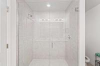1043 Plantation Lane的一间浴室