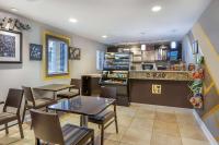 默特尔比奇Hilton Grand Vacations Club Anderson Ocean Myrtle Beach的有桌椅和柜台的餐厅
