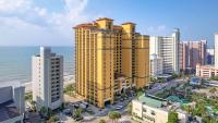 默特尔比奇Hilton Grand Vacations Club Anderson Ocean Myrtle Beach的俯瞰大海的城市