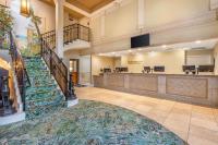 默特尔比奇Hilton Grand Vacations Club Anderson Ocean Myrtle Beach的大堂设有楼梯和等候区