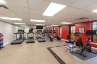 默特尔比奇Hilton Grand Vacations Club Anderson Ocean Myrtle Beach的健身房,配有跑步机和有氧运动器材