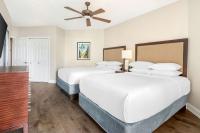 Hilton Grand Vacations Club Anderson Ocean Myrtle Beach客房内的一张或多张床位