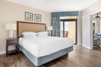 Hilton Grand Vacations Club Anderson Ocean Myrtle Beach客房内的一张或多张床位