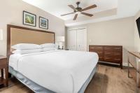 Hilton Grand Vacations Club Anderson Ocean Myrtle Beach客房内的一张或多张床位