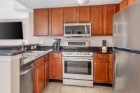 Hilton Grand Vacations Club Anderson Ocean Myrtle Beach的厨房或小厨房