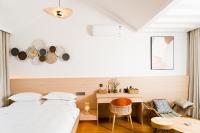 Aishe Honeymoon Erhai Lake Sea View Guesthouse客房内的一张或多张床位