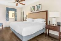 Hilton Grand Vacations Club Anderson Ocean Myrtle Beach客房内的一张或多张床位
