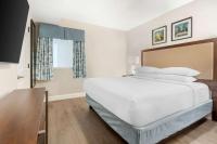 Hilton Grand Vacations Club Anderson Ocean Myrtle Beach客房内的一张或多张床位