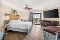Hilton Grand Vacations Club Anderson Ocean Myrtle Beach客房内的一张或多张床位