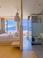 Aishe Honeymoon Erhai Lake Sea View Guesthouse客房内的一张或多张床位
