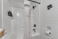 Family Chalet With Sauna, HotTub, Heavenly Views! Mins to Downtown!的一间浴室