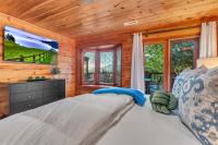 Family Chalet With Sauna, HotTub, Heavenly Views! Mins to Downtown!客房内的一张或多张床位