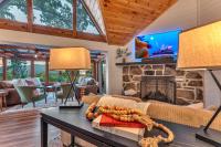 Family Chalet With Sauna, HotTub, Heavenly Views! Mins to Downtown!的电视和&#47;或娱乐中心